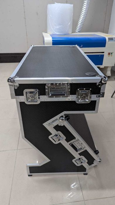 Диджейский стол-трансформер Red Bull, на колесах