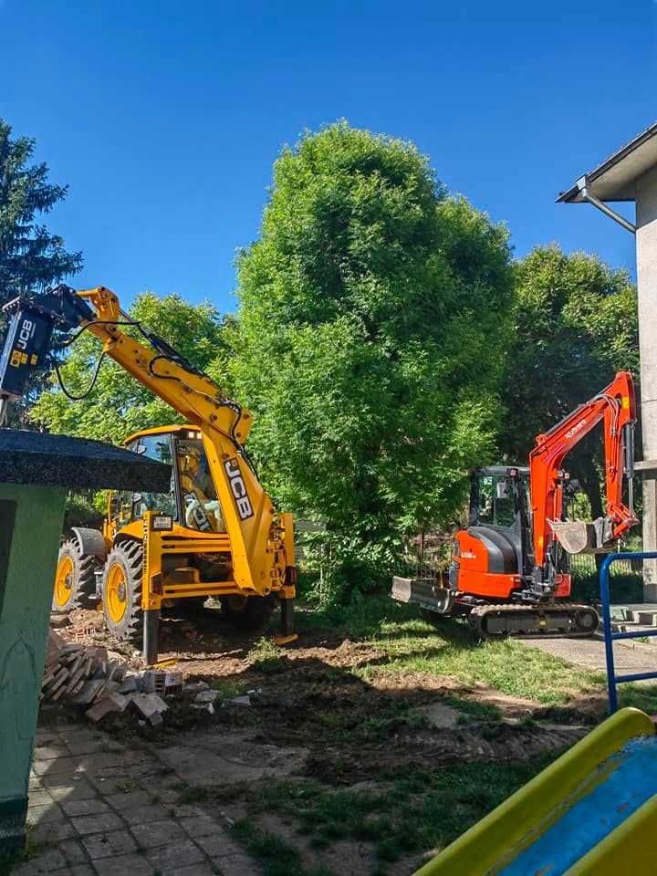 Услуга със самосвал и багери
