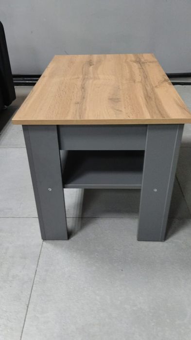 Столик с полкой снизу.