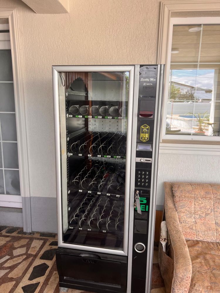 Vitrina self vending snakky max , stare perfecta de functionare