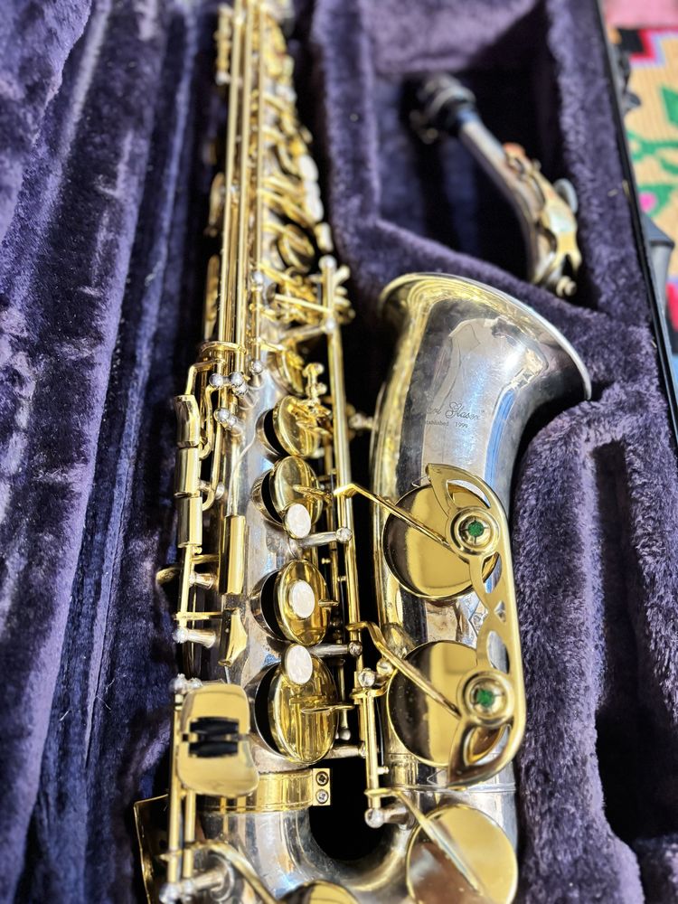 Vând două saxofoane