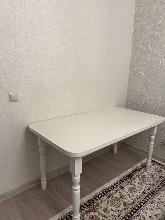 Продаю белый обеденный стол в отличном состоянии.