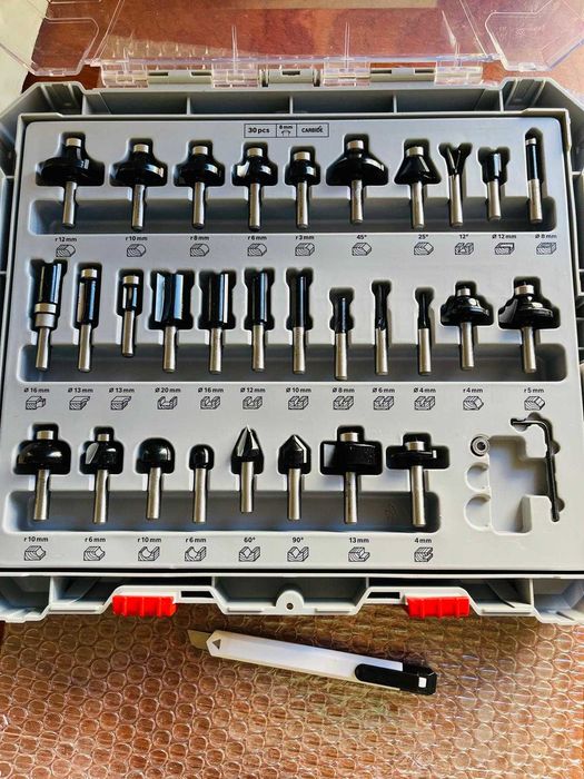 Set mixt 30 de freze Bosch Professional (pentru freze cu ax de 8 mm)