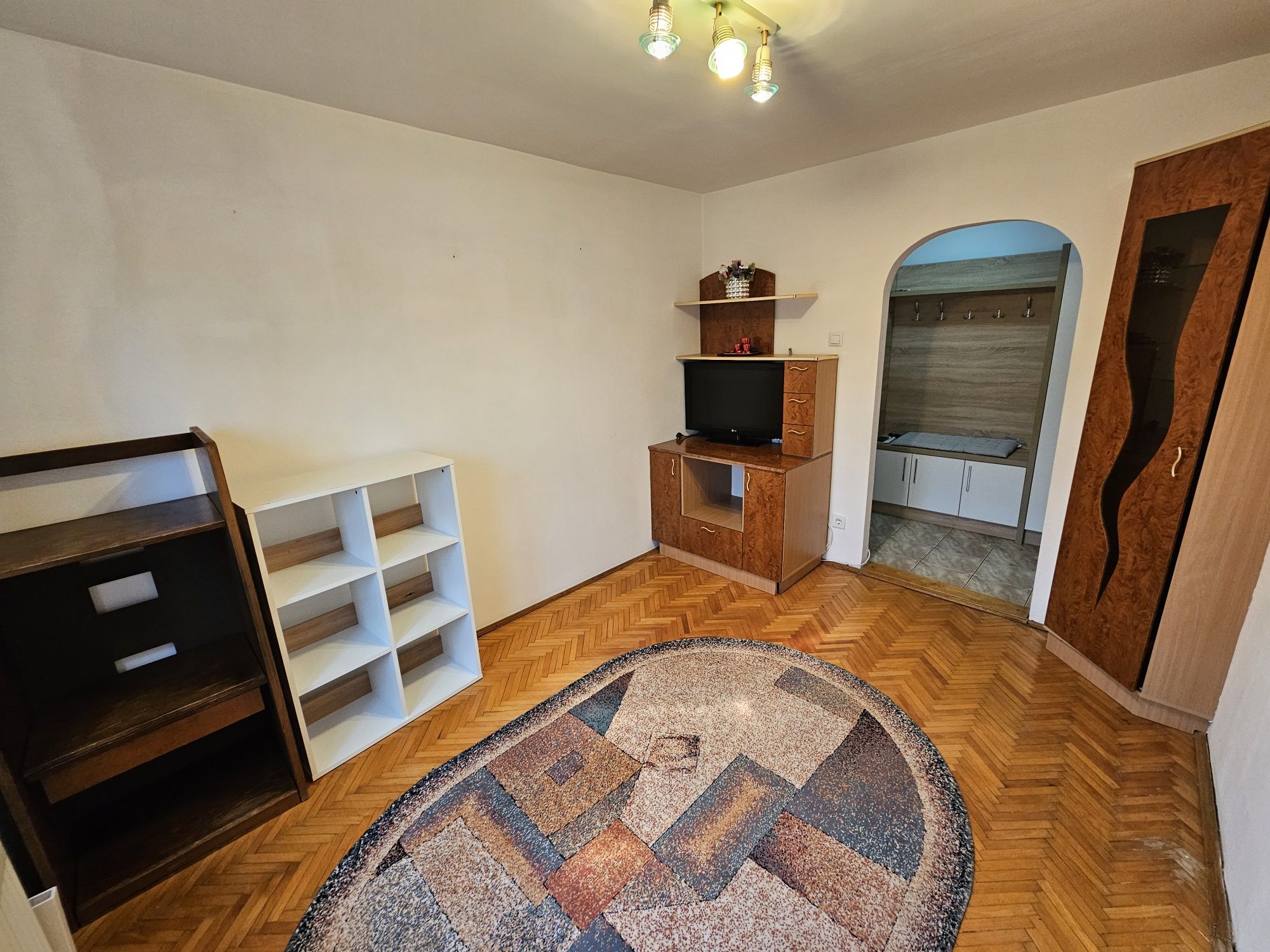 Inchiriez apartament cu 4 camere zona polivalenta