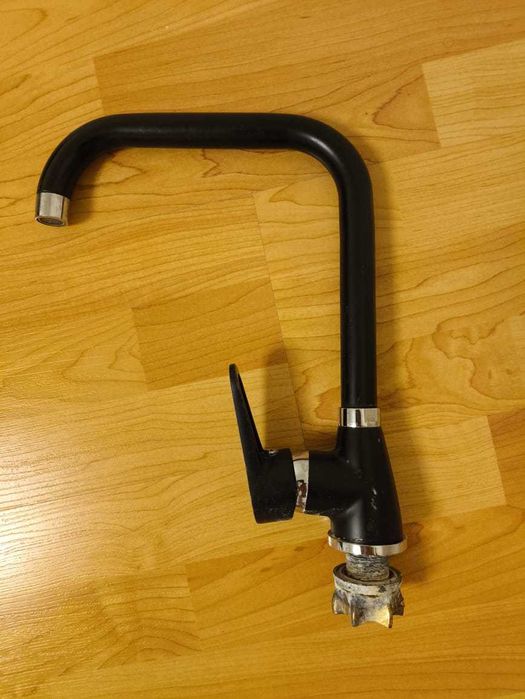 Кран на кухню черного цвета
