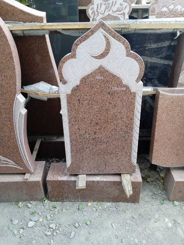 Мусульманские могилы, памятники, оградки, на кладбище без посредников
