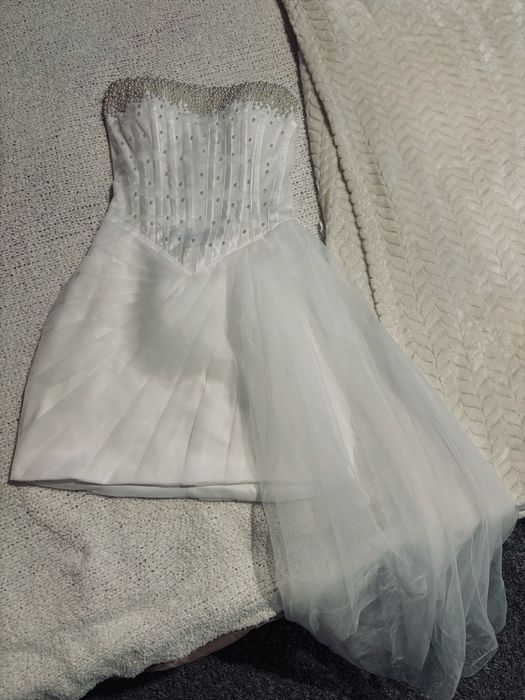 Елегантна бяла рокля