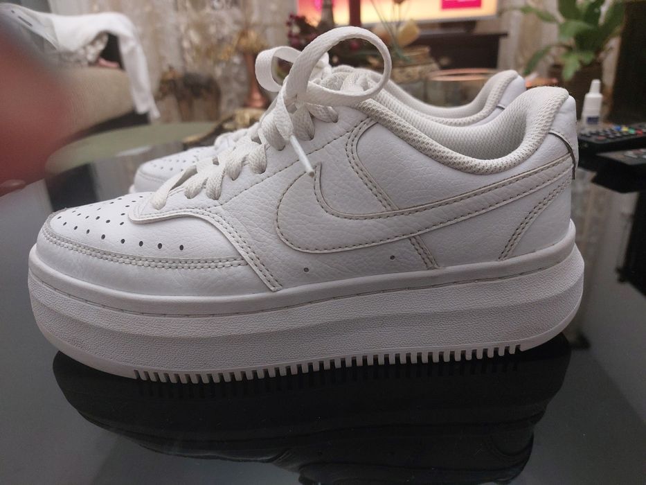 Сникърси на NIKE,номер 38,обувани няколко пъти,без забележки