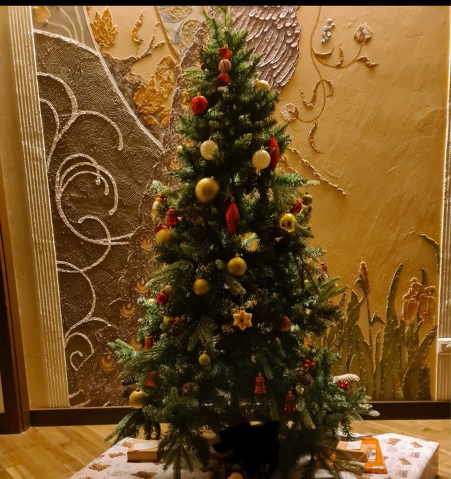 Продам елку отличного качество, не сыпиться , почти новая. Высота 1.7