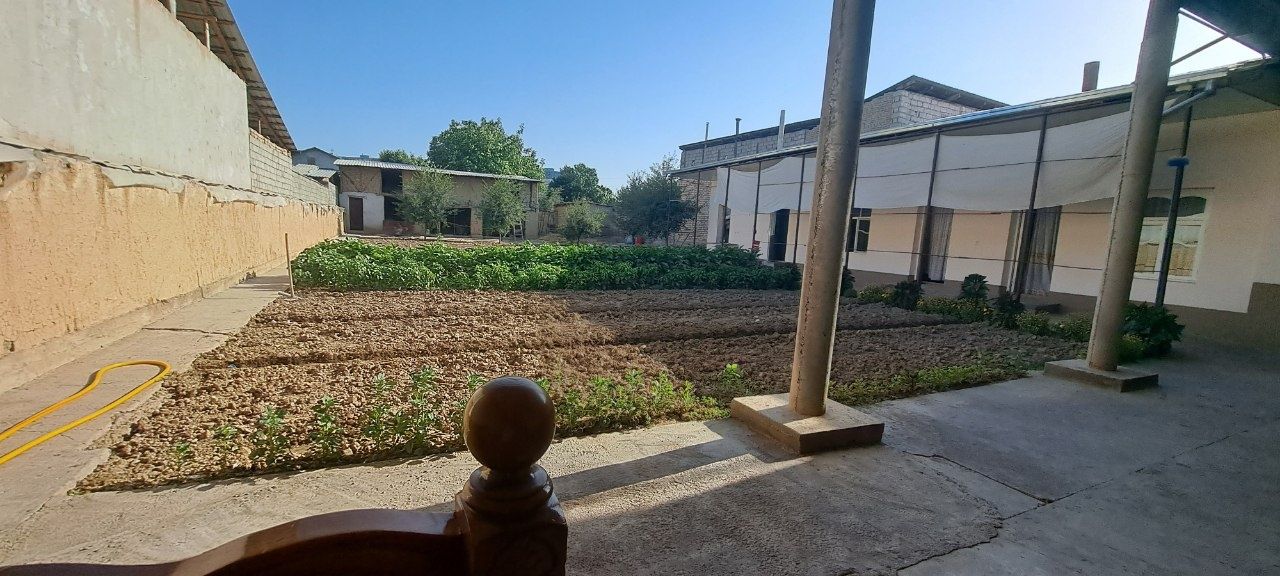 Hovli sotiladi 10 sotix
