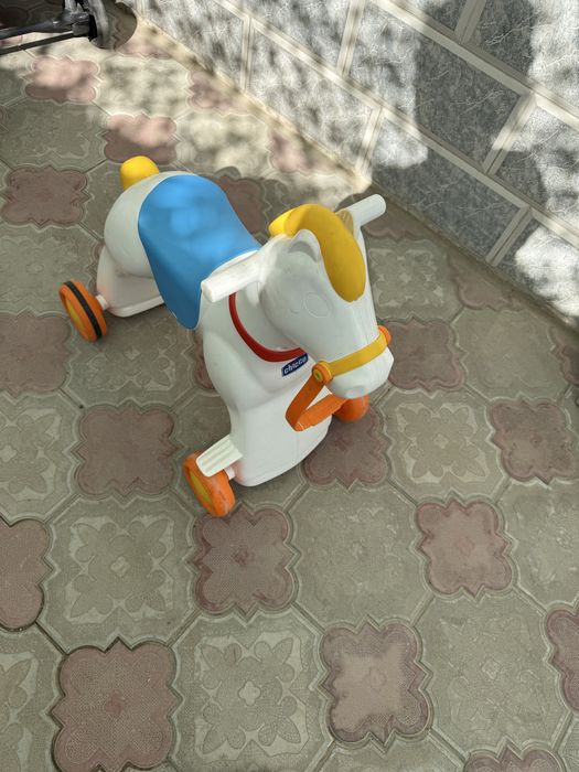 лошадка chicco в хорошем состоянии