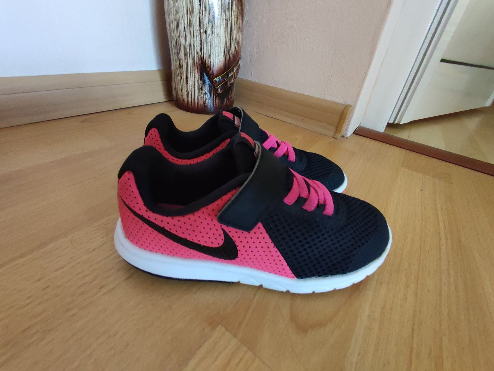 Маратонките nike uk 10.5 eur 28