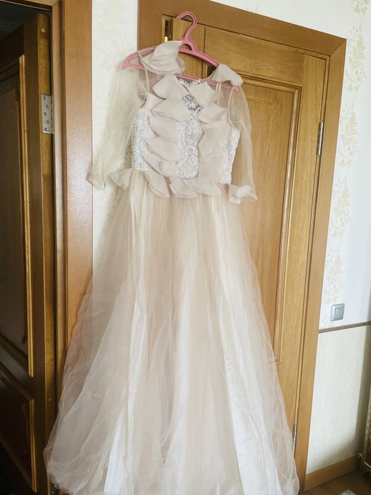 Платье вечернее кремовое пышное шикарное