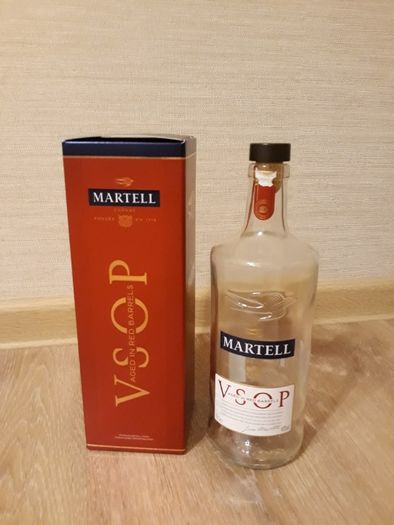 Бутилка с кутия от коняк Martell V.S.О.Р red barrels за колекция