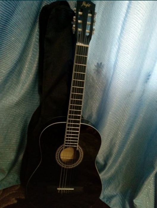 Gitara yangi karobkasi bn turibdi srochna sotiladi rangi qora