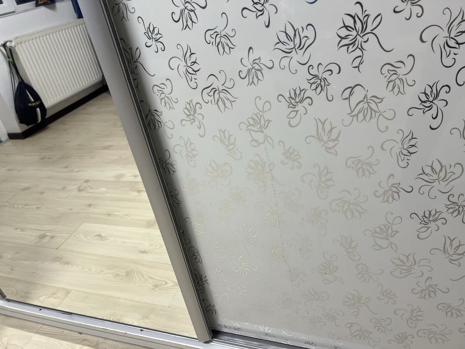 Vind dulap dresing pe sină cu oglinda,model deosebit,lucios,3usi culis