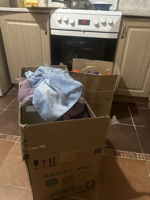 Посуда, постели, одежда отдам даром