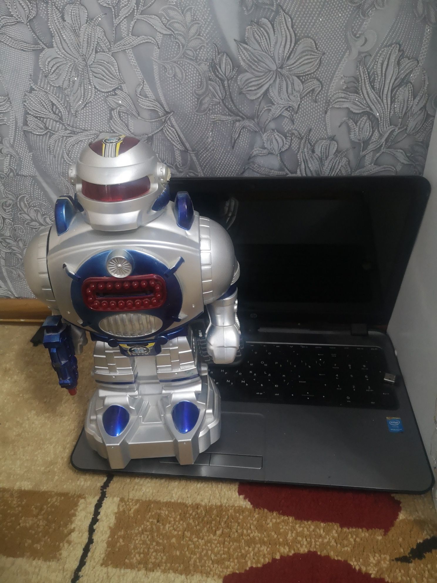 Робот стреляет, :