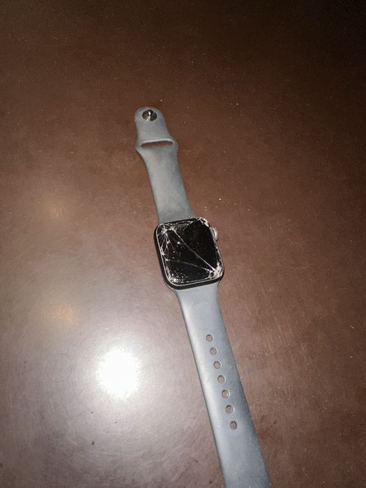 Продаю Apple watch 4