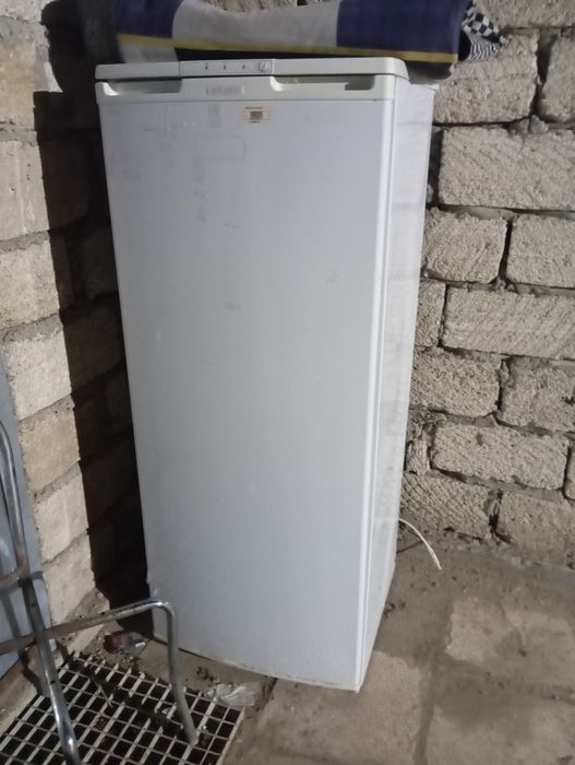 Бір холодильник,бір морозильник жасап тұрған.  Екеуін 50000₸ .