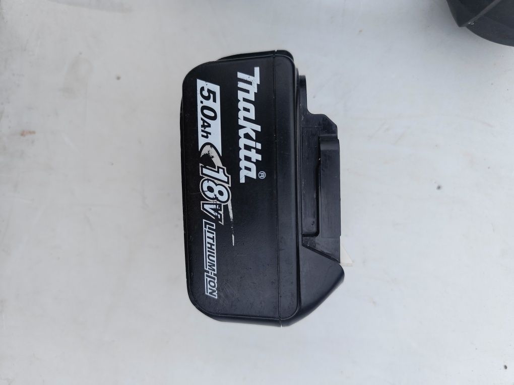 Акумулаторен прободен трион за гипсокартон Макита Makita DSD180 + 5Ah