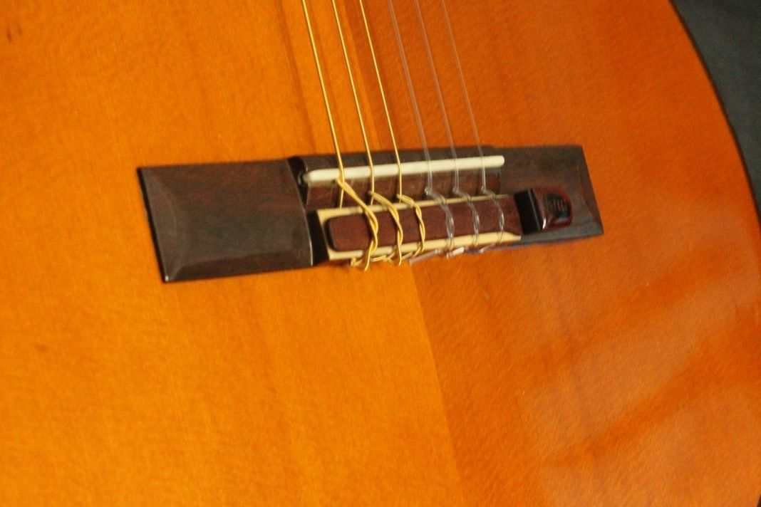 Продавам класическа китара YAMAHA G-240 + KNA NG-1 + калъф