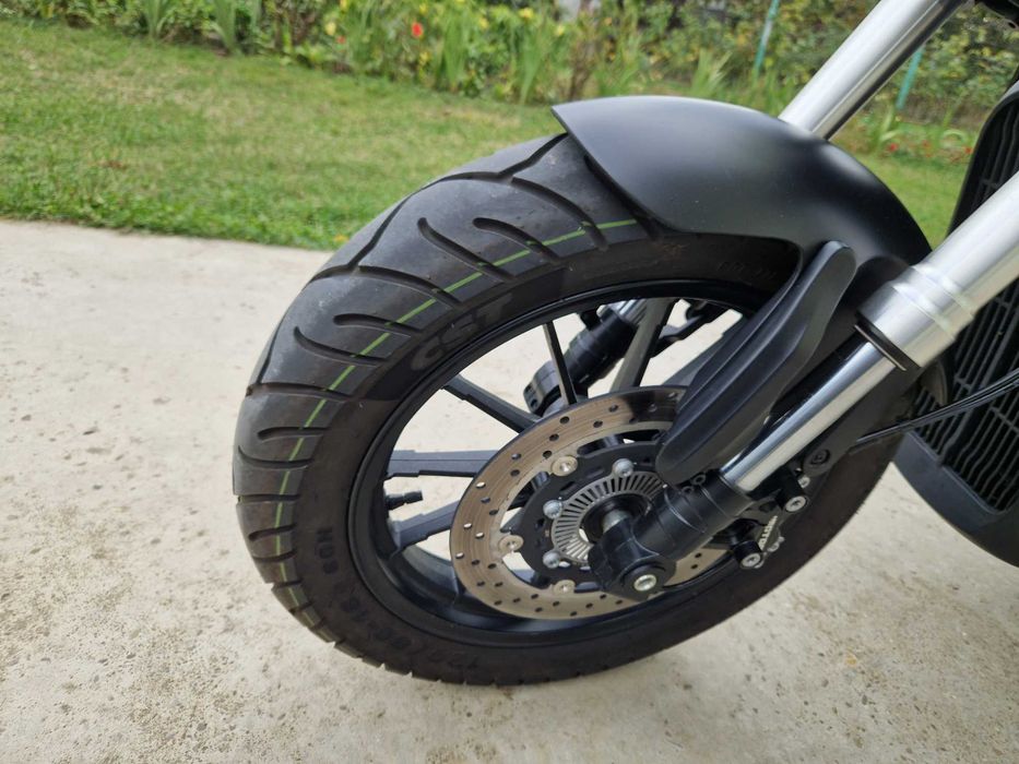 Vând motocicleta QJmotor 300 cc A2