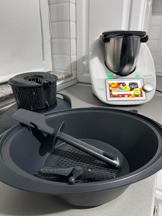 Vând Thermomix TM6 – stare excelentă, cu garanție până în 2027