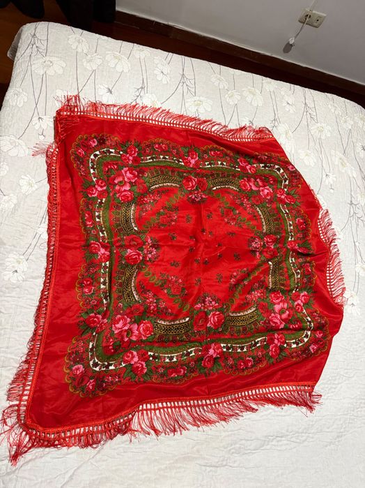 Rochie gipsy cu bandană, corset și batic.