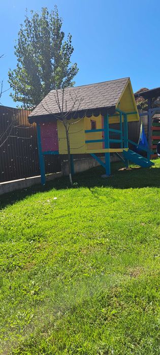 Căsuță din lemn pentru copii