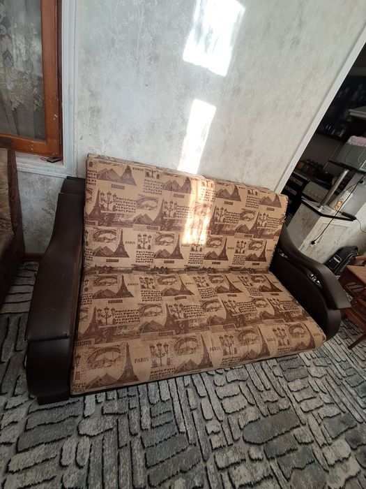 Продаеться диван.уголок.детский стол со стульями