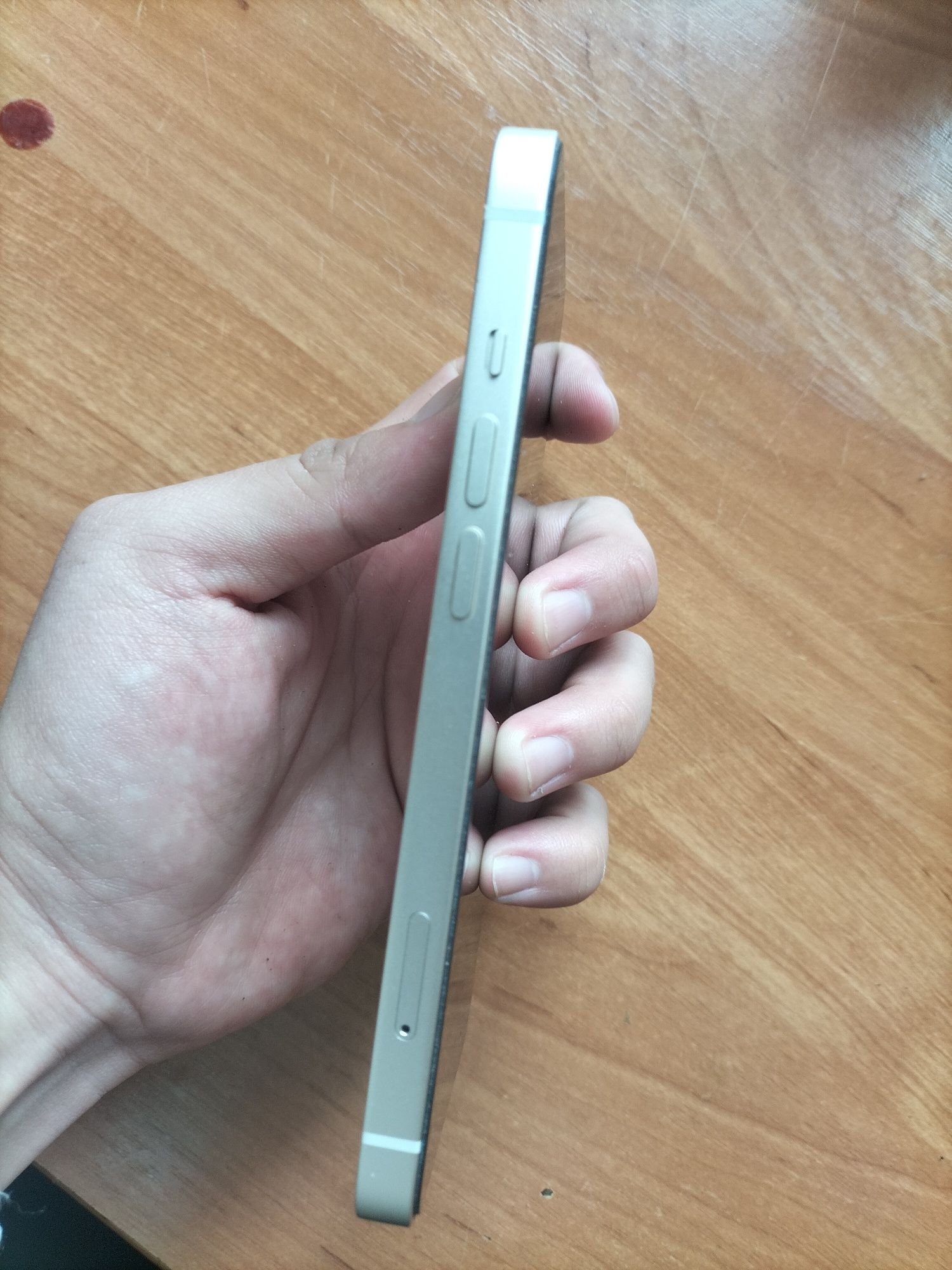 iPhone 13, в белом цвете