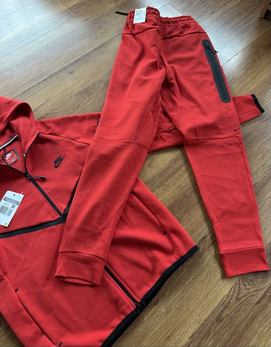 Мъжки,памучен,червен екип Nike с активен,заден джоб на долнището