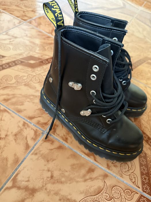 Vand bocanci Dr. Martens