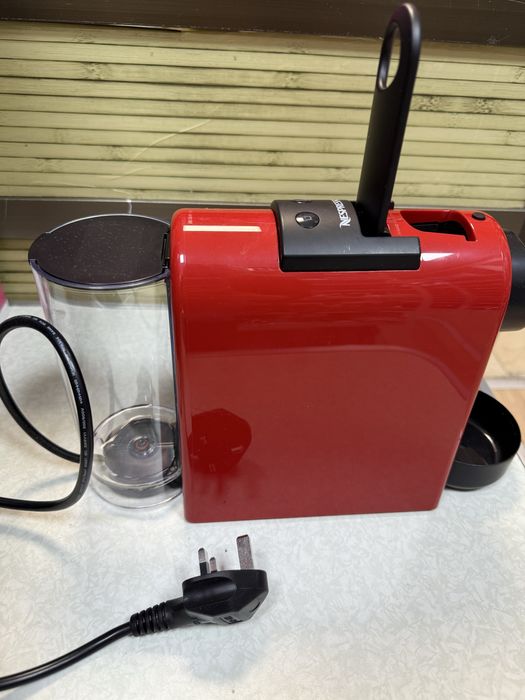 Кафемашина с капсули Nespresso Essenza Red