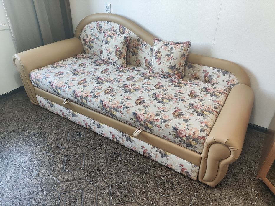 Диван, шкаф, стол