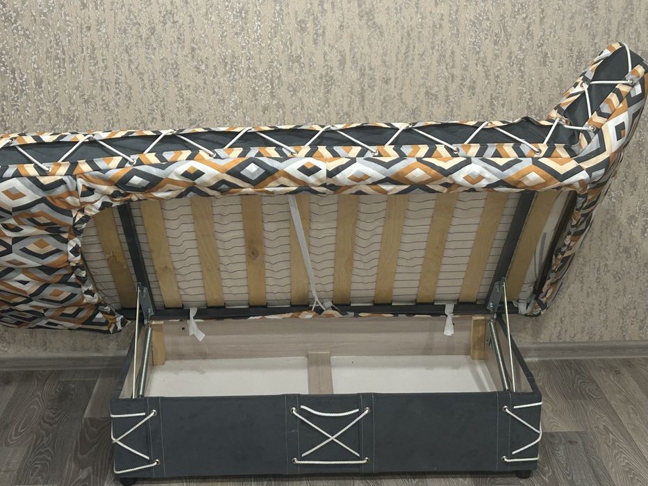 Диван с отсеком для хранения