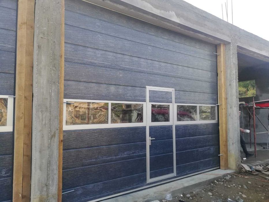 Usi de garaj cu panou vitrat si accces pietonal