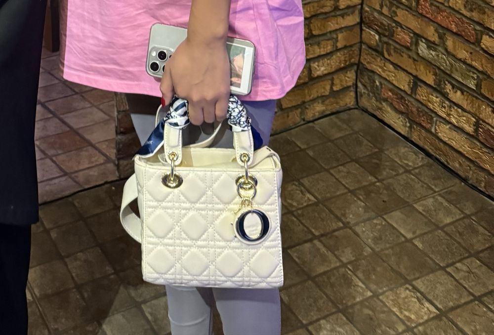 Женская сумка белого цвета Диор