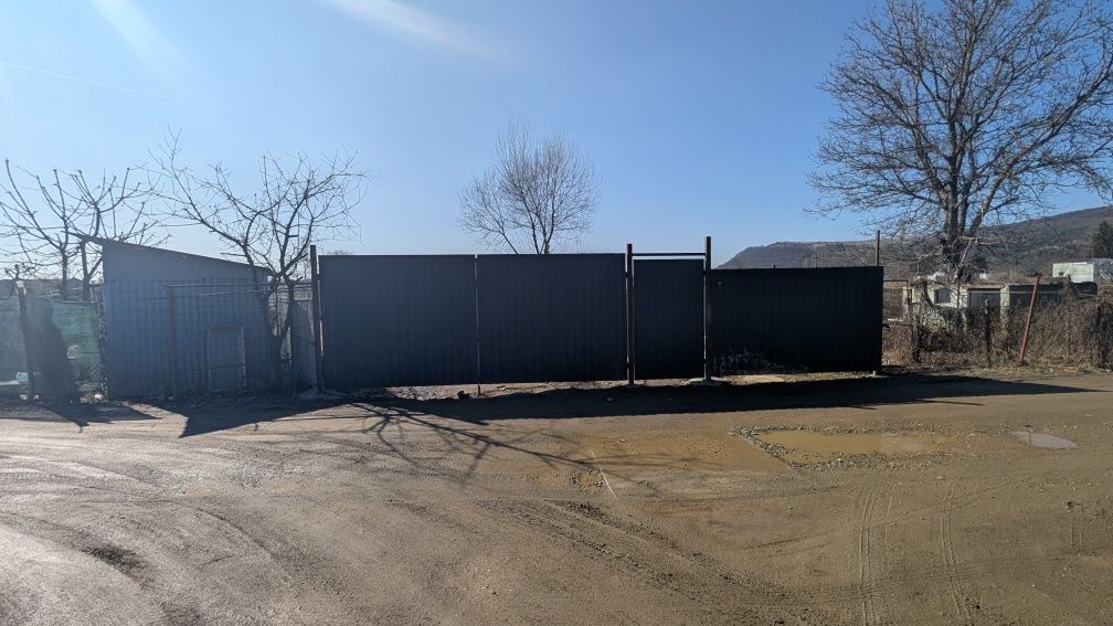 Vând teren intravilant in Făgăraș cânepi gard și porți noi