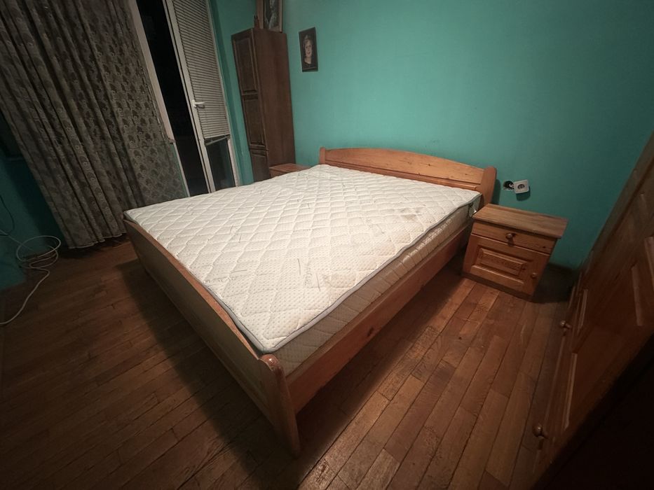 Легло с матрак и нощни шкафчета