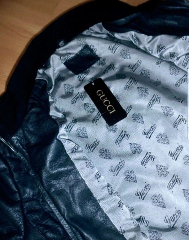 Geaca  Gucci piele naturala, logo metalic, saculet, eticheta