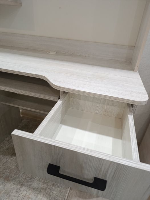 Компьютерный стол в отличном состоянии