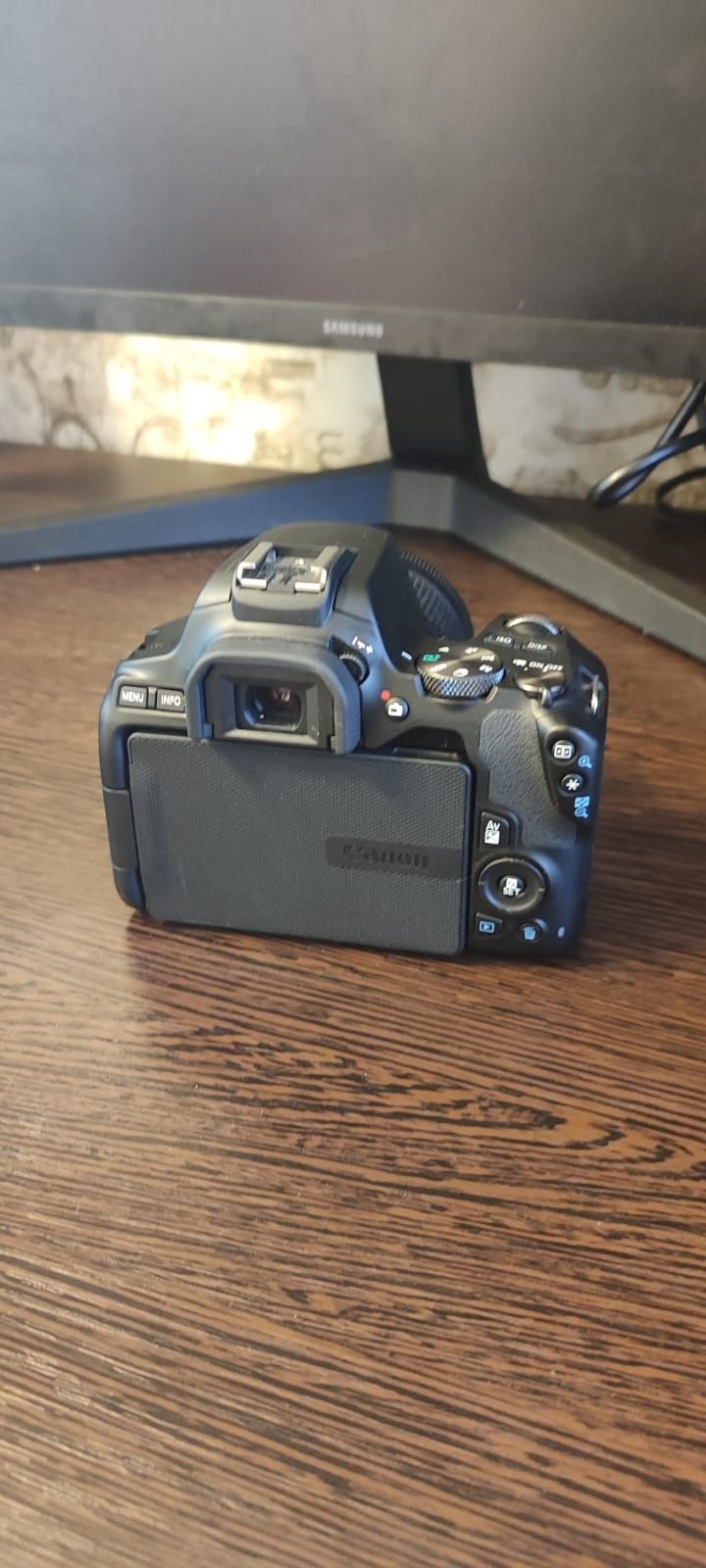 Продам зеркальный фотоаппарат Canon 250 D