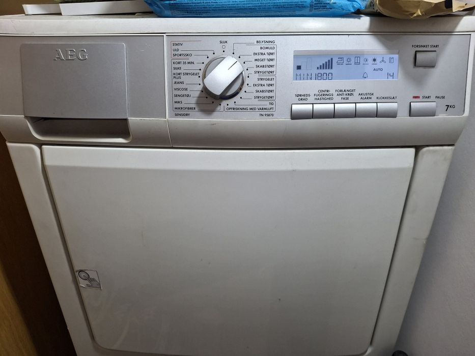 Продавам сушилня AEG