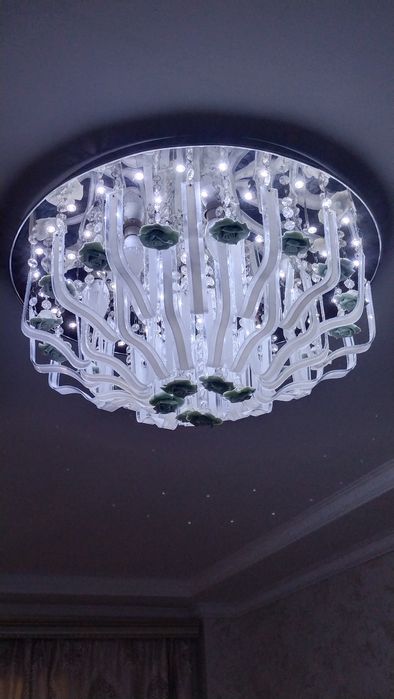 Продаю люстры б/у 4 разные освещение