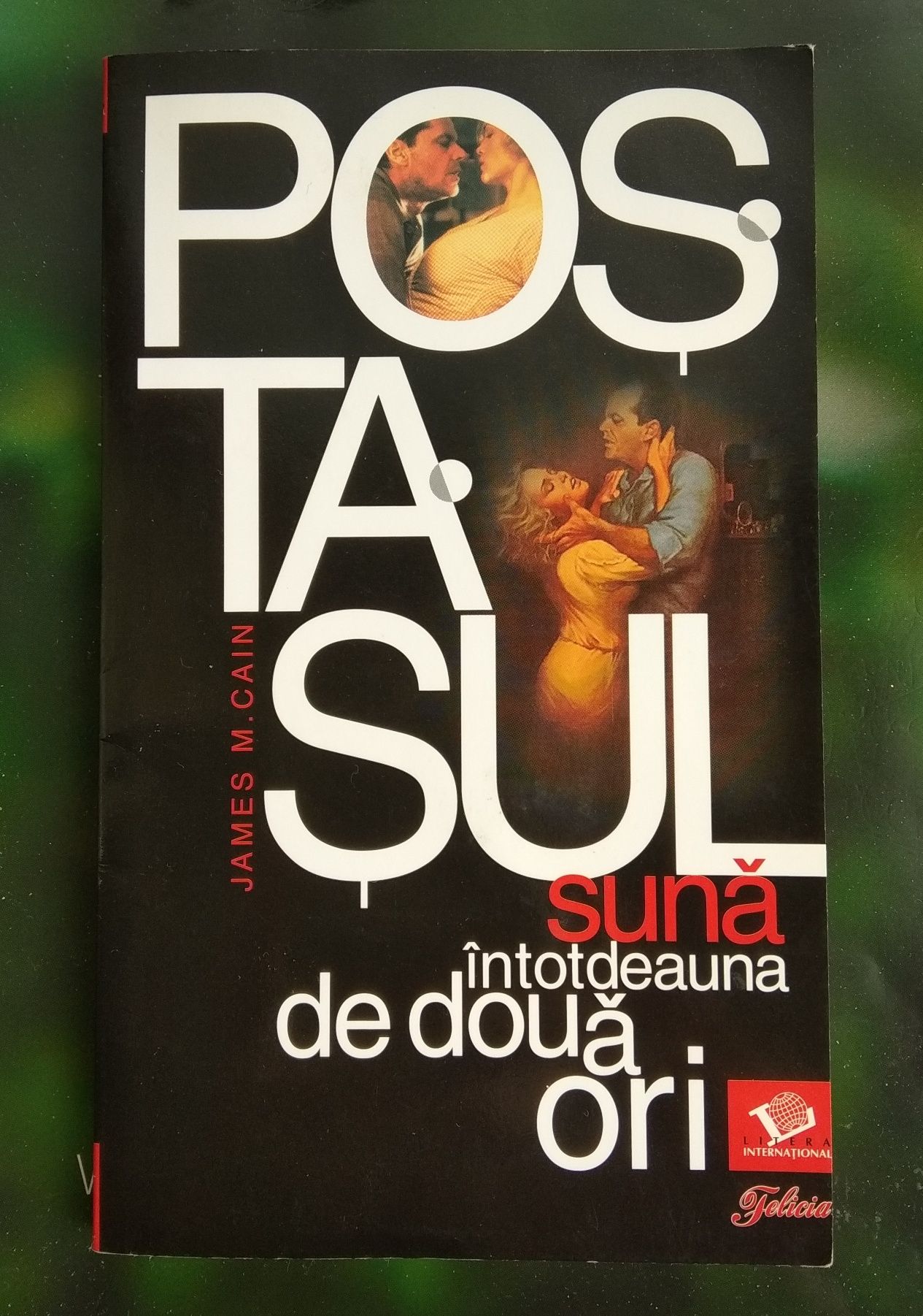 Poștașul sună întotdeauna de două ori. Carte, format de buzunar