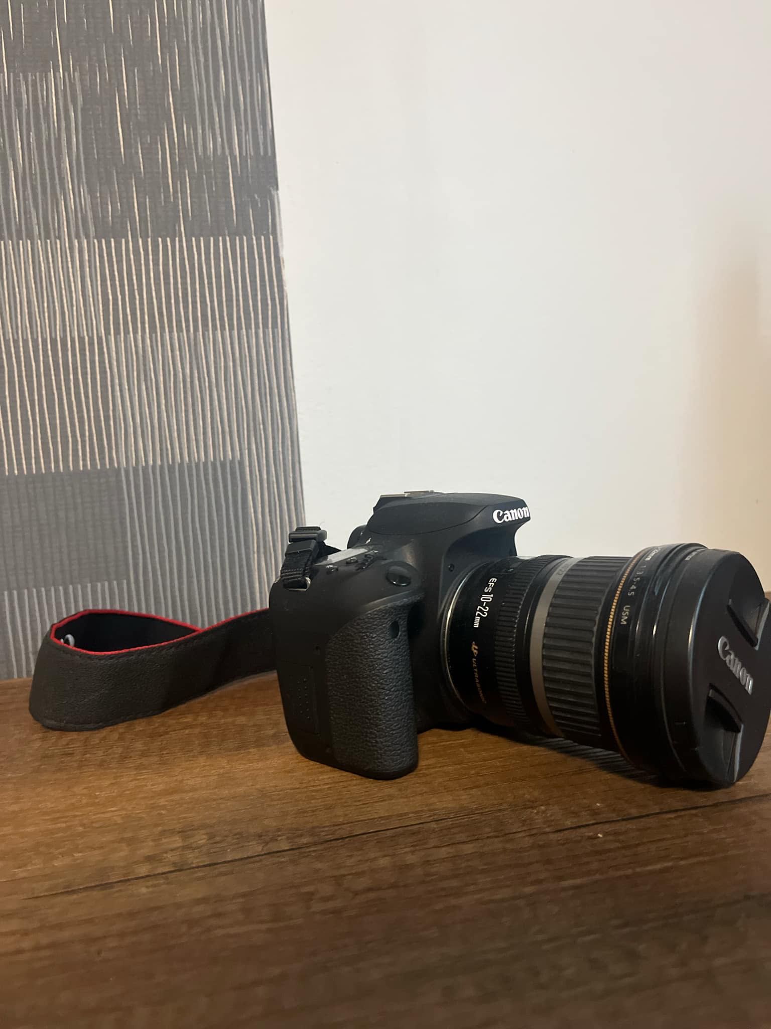 Фотоапарат Canon 77D