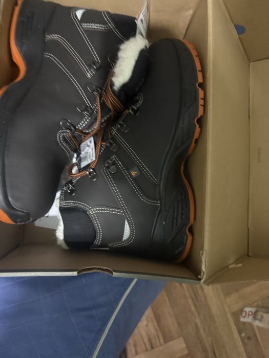 Спец одежада новый киілмеген итекеткасы бар