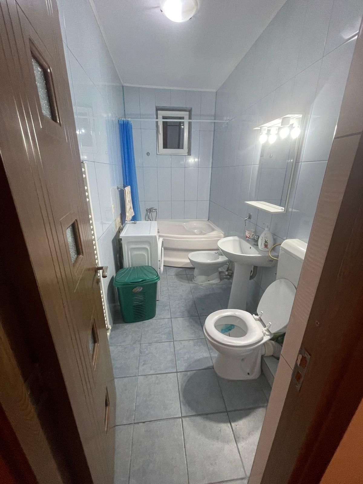 Închiriez apartament cu 2 camere bloc nou